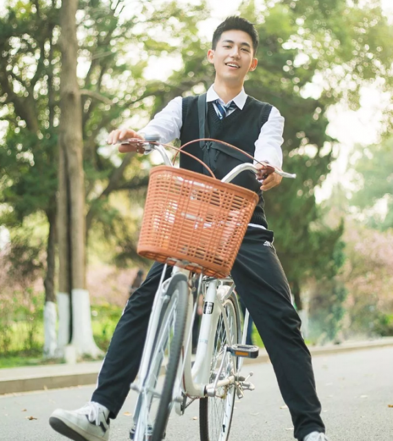 南京林业大学97年的极品校草！腿毛床照来了 - 51虹马