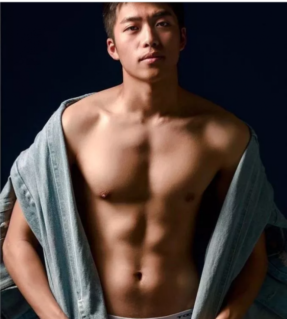 看点∣小鲜肉名媛入伍前脱了拍肌肉石更照，可口肌肉身材让你尖叫! - 51虹马