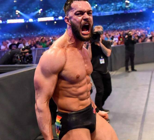 摔角狂热现场亮出彩虹;格斯·肯沃西领衔同志巡游 - 51虹马