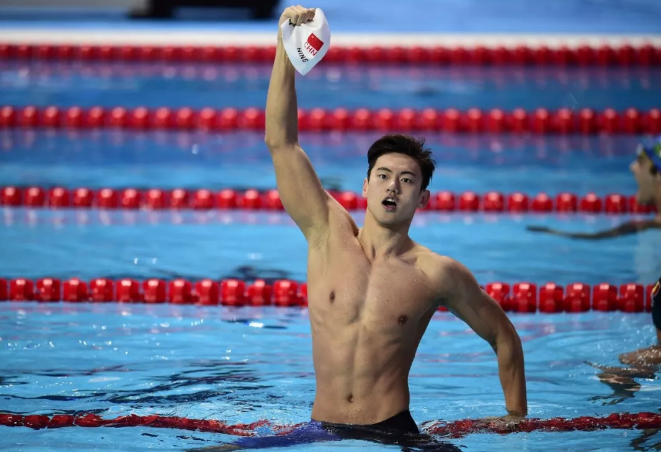 水中的宁泽涛很霸气，但当丹宁大使的他更帅气！ - 51虹马