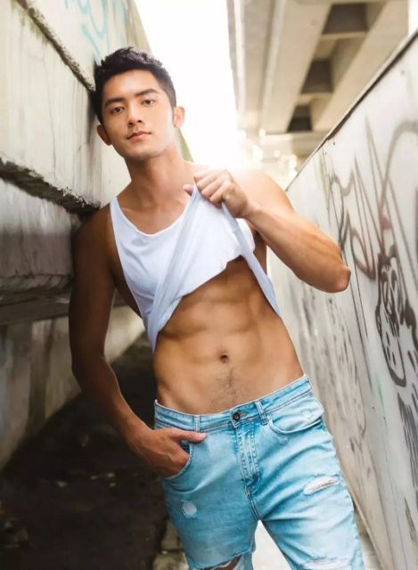 台湾鲜肉古铜色性感身材，诱人舔屏的小奶狗 - 51虹马