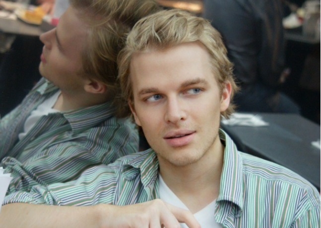 名记罗南·法罗出柜；《天使在美国》获得英国戏剧最高奖 - 51虹马