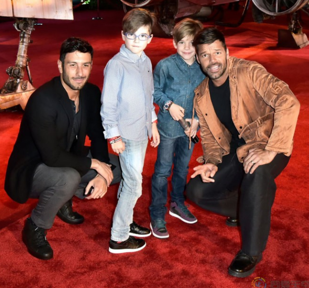 名记罗南·法罗出柜；《天使在美国》获得英国戏剧最高奖 - 51虹马