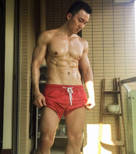 湖北工业大学的肌肉爷们湿了！简直行走的春药 - 51虹马