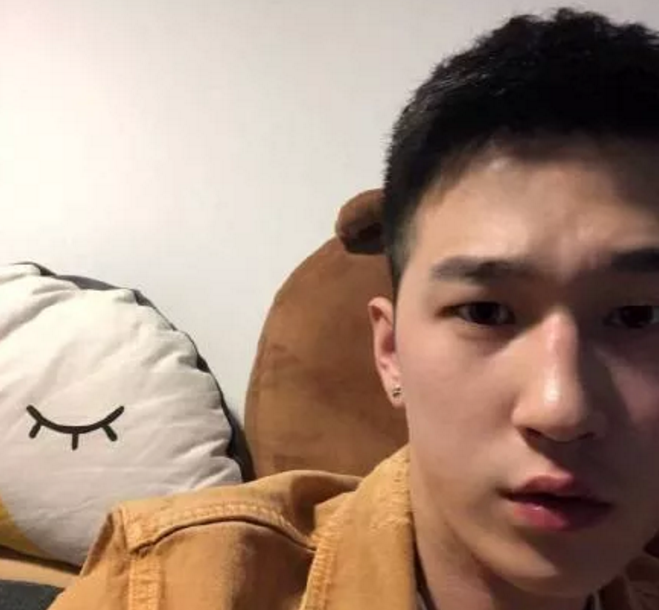 美妆博主Benny与男友分手，渣男说自己是直男，之前只是炒作，也是蛮心疼Benny了。 - 51虹马