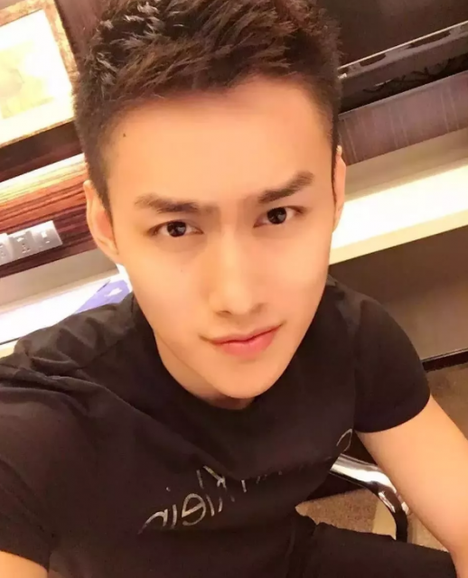 前两天小帅介绍了一个曾经参加过coolguy，拥有八块腹肌的体育生。好多宝贝对他都很喜欢。而今天小帅要介绍的这个帅哥，也曾经参加过coolguy比赛，而且不论颜值还是身材，都不输给那个体育生的哦。 - 51虹马