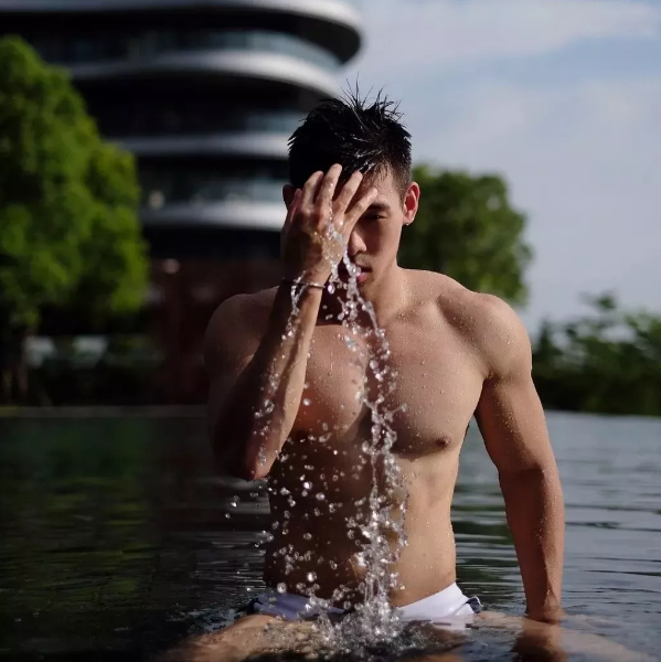 泼水节，这个新机Boy濕裑吸了一大波眼球 - 51虹马