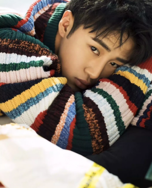 看点∣94年大鲜肉体育生，萌颜巨RU八块腹肌，纹身配肌肉实在太性感! - 51虹马