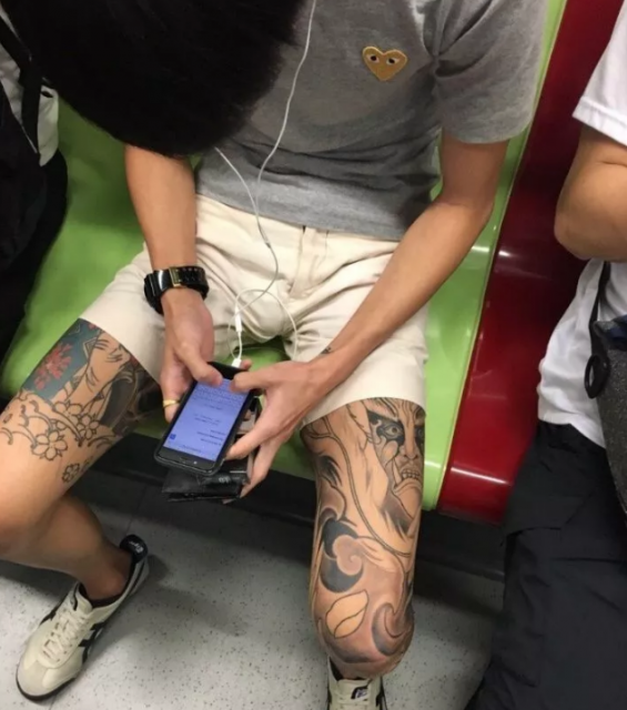 操场上偶遇体育老师只穿了个四角内裤！ - 51虹马