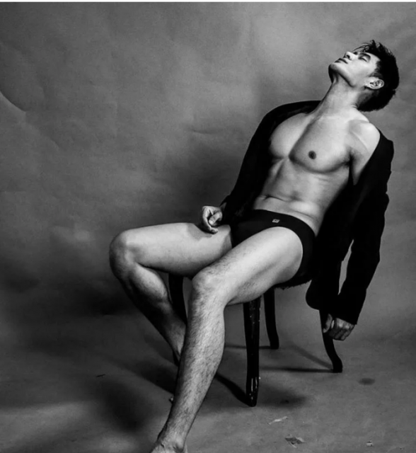 曾经揩油视频火爆朋友圈的他，居然能忍受狗狗对自己做这种事！ - 51虹马