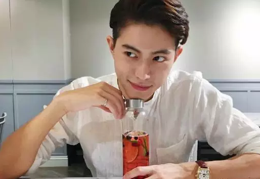 国产天菜模特遭摄影师疯狂邀约，湿身写真惊喜走光某裆真的非常大！ - 51虹马