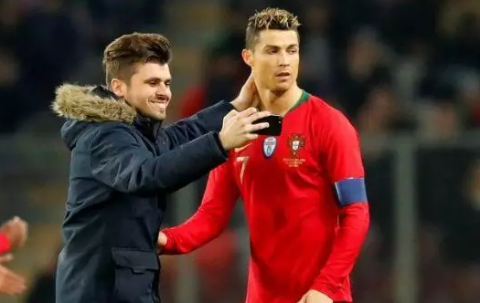 C罗被男粉强吻不拒绝，他还曾被男友撩硬过 - 51虹马