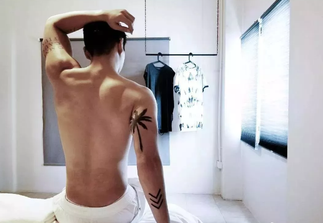 看点∣扒到一枚犬颜系纯情肌肉小哥，除了照片，还有视频！！ - 51虹马