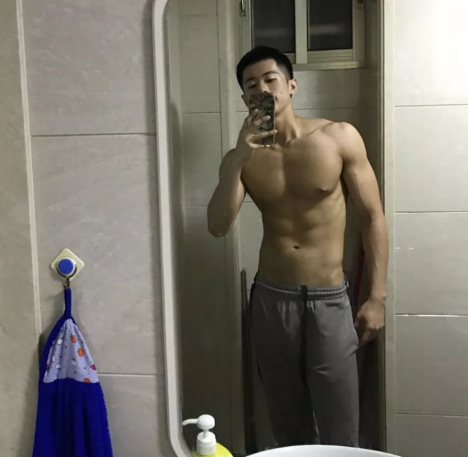 是多想红？公狗腰男挂空挡去健身还发沐浴照 - 51虹马