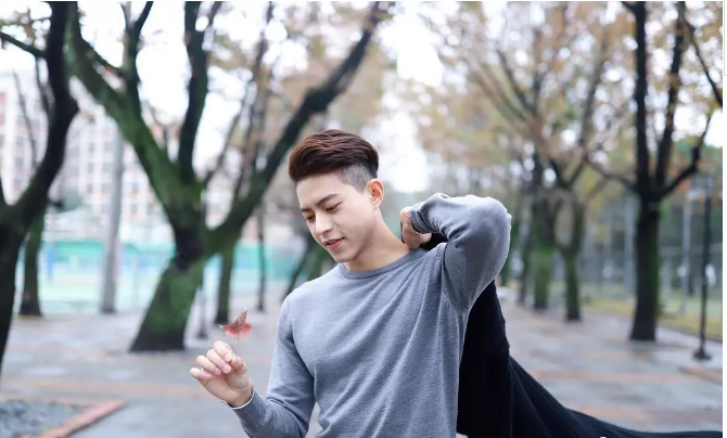 看点∣肌肉身材越来越棒的天菜男模，遭涩影师疯狂邀约… - 51虹马