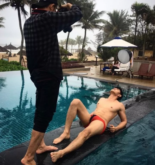 曾经揩油视频火爆朋友圈的他，居然能忍受狗狗对自己做这种事！ - 51虹马