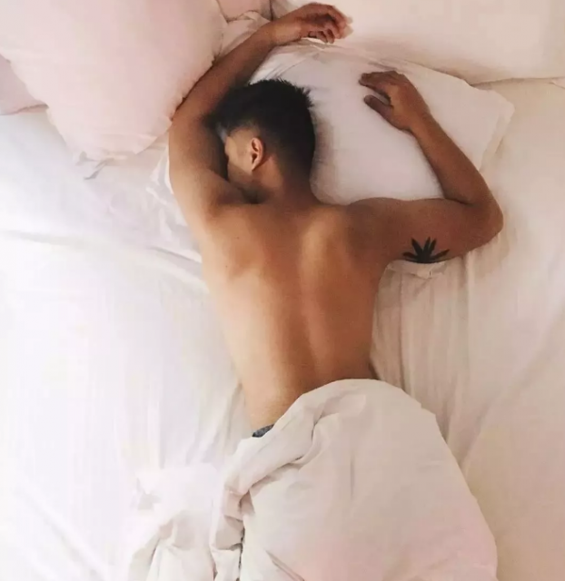 看点∣扒到一枚犬颜系纯情肌肉小哥，除了照片，还有视频！！ - 51虹马