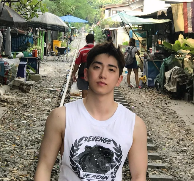 看点∣正装衬衫小哥哥，长得帅身材好，这才是你要的筋肉小奶狗! - 51虹马