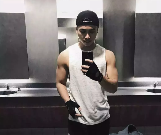 看点∣扒到一枚犬颜系纯情肌肉小哥，除了照片，还有视频！！ - 51虹马