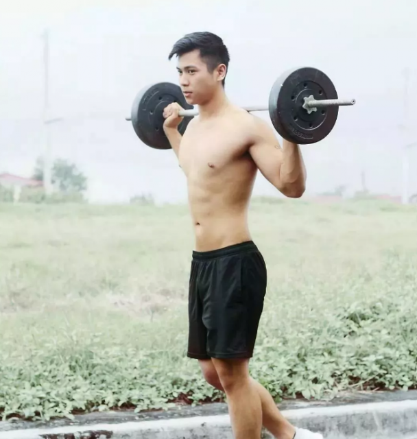 看点∣扒到一枚犬颜系纯情肌肉小哥，除了照片，还有视频！！ - 51虹马