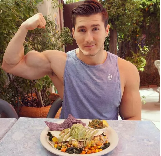 这位外国小哥不吃肉，却练得一身肌肉，原因竟是…… - 51虹马