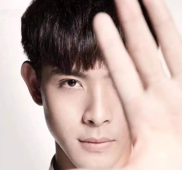 帅哥∣笑容干净的小奶狼甜炸少女心，这个小哥哥简直太撩了！－－连晨翔 - 51虹马