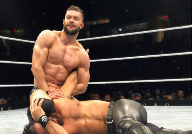 摔角狂热现场亮出彩虹;格斯·肯沃西领衔同志巡游 - 51虹马