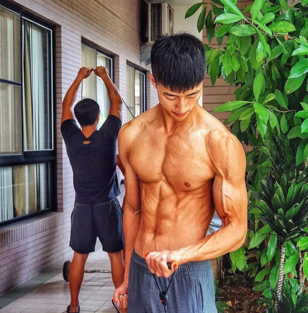 看点∣捕获一只体育生大大大鲜肉，186.C.M筋肉小哥哥！ - 51虹马