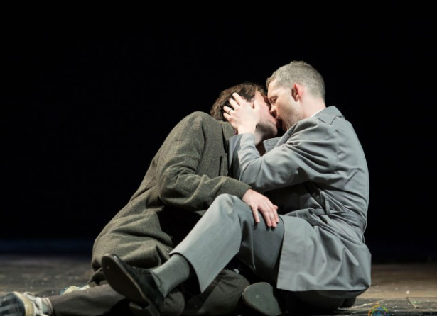 名记罗南·法罗出柜；《天使在美国》获得英国戏剧最高奖 - 51虹马