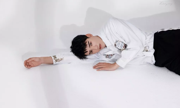 帅哥∣眉眼含笑的暖甜大男孩，你们小妖精男朋友太撩人了！－－龚俊 - 51虹马