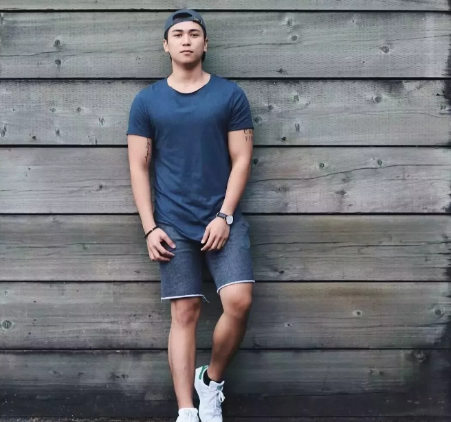 看点∣扒到一枚犬颜系纯情肌肉小哥，除了照片，还有视频！！ - 51虹马