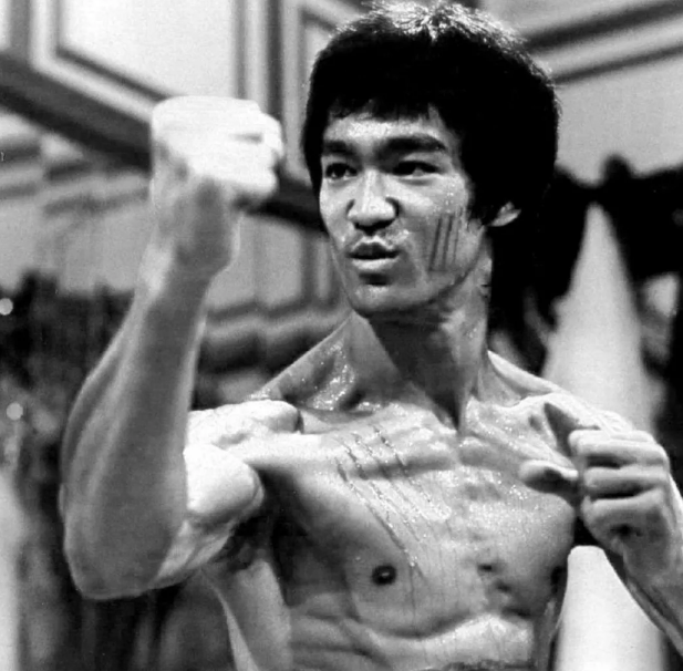 宽肩窄腰的亚裔出演首位同志变种人竟然这么撩？ - 51虹马