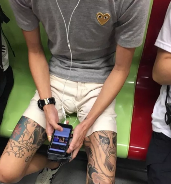 操场上偶遇体育老师只穿了个四角内裤！ - 51虹马