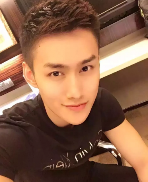 前两天小帅介绍了一个曾经参加过coolguy，拥有八块腹肌的体育生。好多宝贝对他都很喜欢。而今天小帅要介绍的这个帅哥，也曾经参加过coolguy比赛，而且不论颜值还是身材，都不输给那个体育生的哦。 - 51虹马