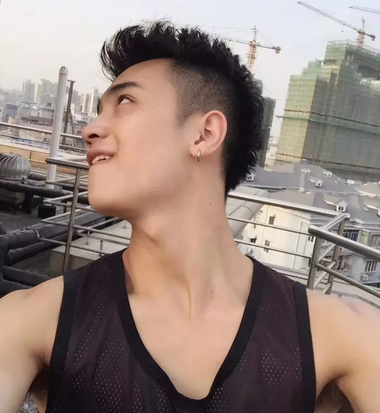 来自上海的抖音小王子，身材很有料 - 51虹马