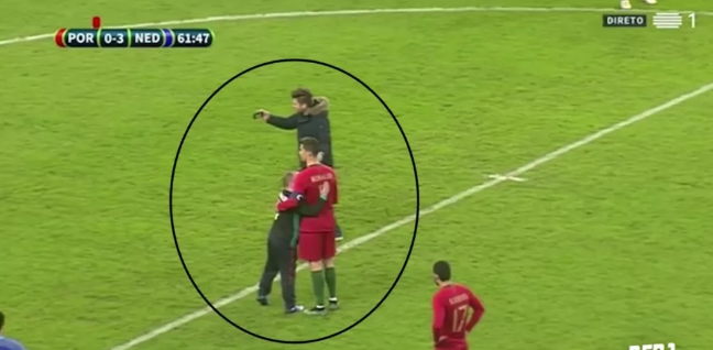 C罗被男粉强吻不拒绝，他还曾被男友撩硬过 - 51虹马