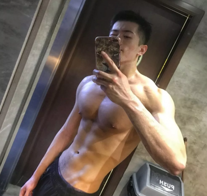 是多想红？公狗腰男挂空挡去健身还发沐浴照 - 51虹马