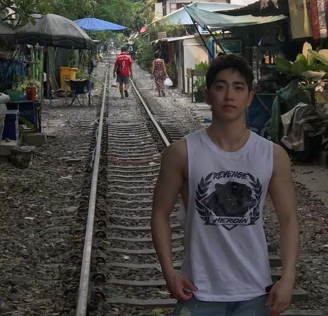 看点∣正装衬衫小哥哥,长得帅身材好,这才是你要的筋肉小奶狗! - 51虹马 看点∣正装衬衫小哥哥,长得帅身材好,这才是你要的筋肉小奶狗! - 51虹马