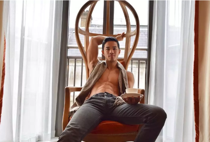 亚裔肌肉男床照疯传,性感腹肌可以舔一年! - 51虹马 亚裔肌肉男床照疯传,性感腹肌可以舔一年! - 51虹马