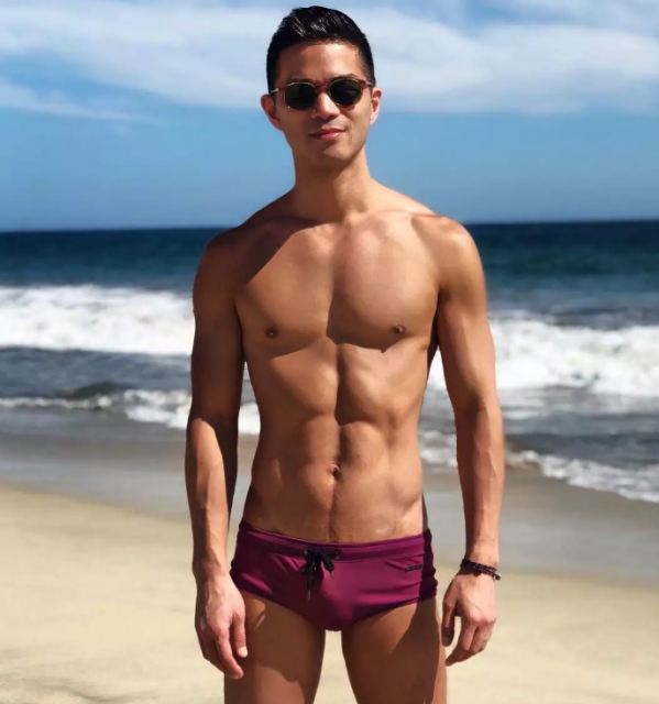 亚裔肌肉男床照疯传，性感腹肌可以舔一年！ - 51虹马