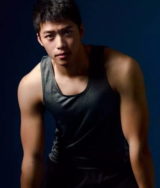 看点∣小鲜肉名媛入伍前脱了拍肌肉石更照，可口肌肉身材让你尖叫! - 51虹马