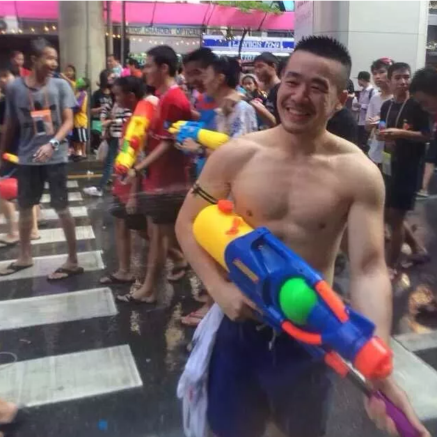 和男友去泰国泼水节，他还想带个人回来！ - 51虹马