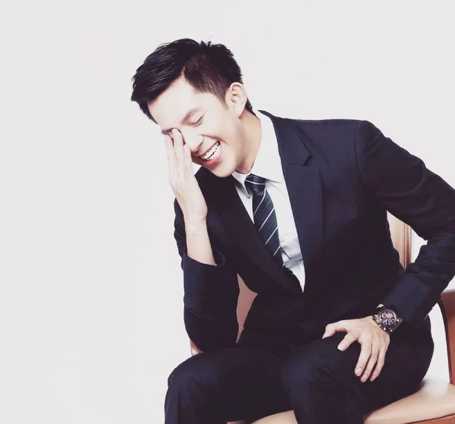 看点∣飞行员小哥哥正装制服下,竟隐藏了这么Sexxxxy的胸肌! - 51虹马 看点∣飞行员小哥哥正装制服下,竟隐藏了这么Sexxxxy的胸肌! - 51虹马