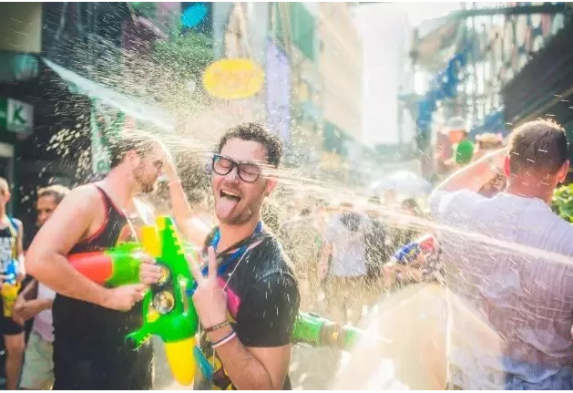 泰国泼水节最全攻略:一场男人的狂欢盛宴 - 51虹马 泰国泼水节最全攻略:一场男人的狂欢盛宴 - 51虹马