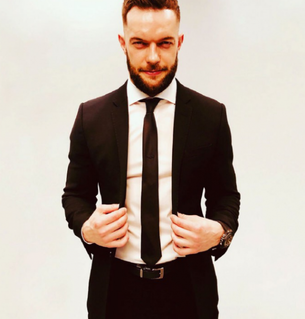 摔角狂热现场亮出彩虹;格斯·肯沃西领衔同志巡游 - 51虹马