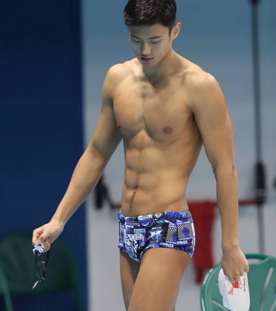 水中的宁泽涛很霸气，但当丹宁大使的他更帅气！ - 51虹马