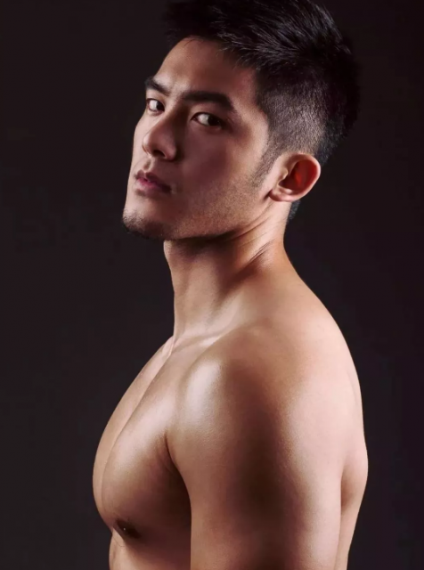 台湾鲜肉古铜色性感身材，诱人舔屏的小奶狗 - 51虹马