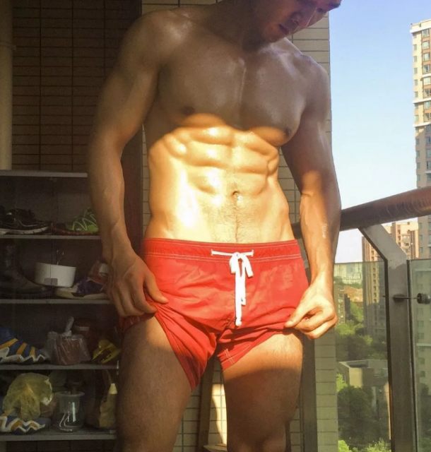 湖北工业大学的肌肉爷们湿了！简直行走的春药 - 51虹马