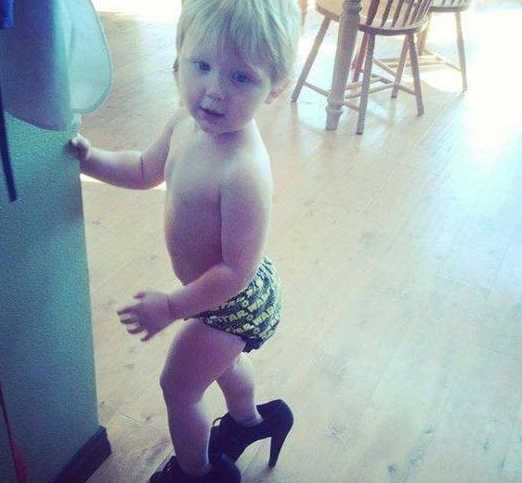 少年告白被拒 变性成正妹成功与他热恋；英国一6岁男童跨性别 酷妈帮他扮女孩 - 51虹马