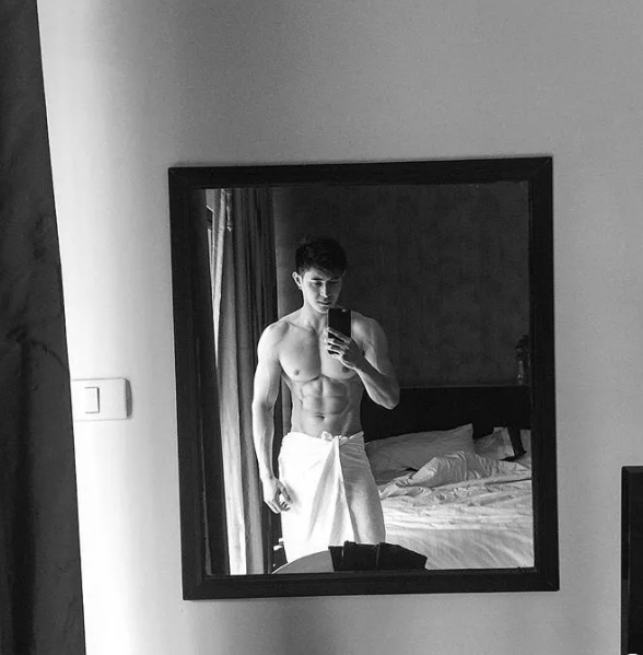 曾经揩油视频火爆朋友圈的他，居然能忍受狗狗对自己做这种事！ - 51虹马